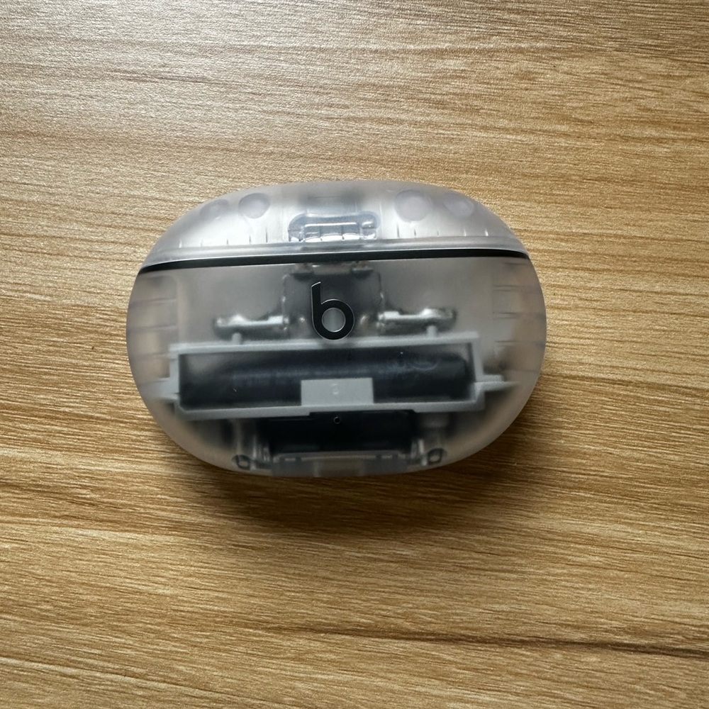 Beats Studio buds plus charging case, transparent
